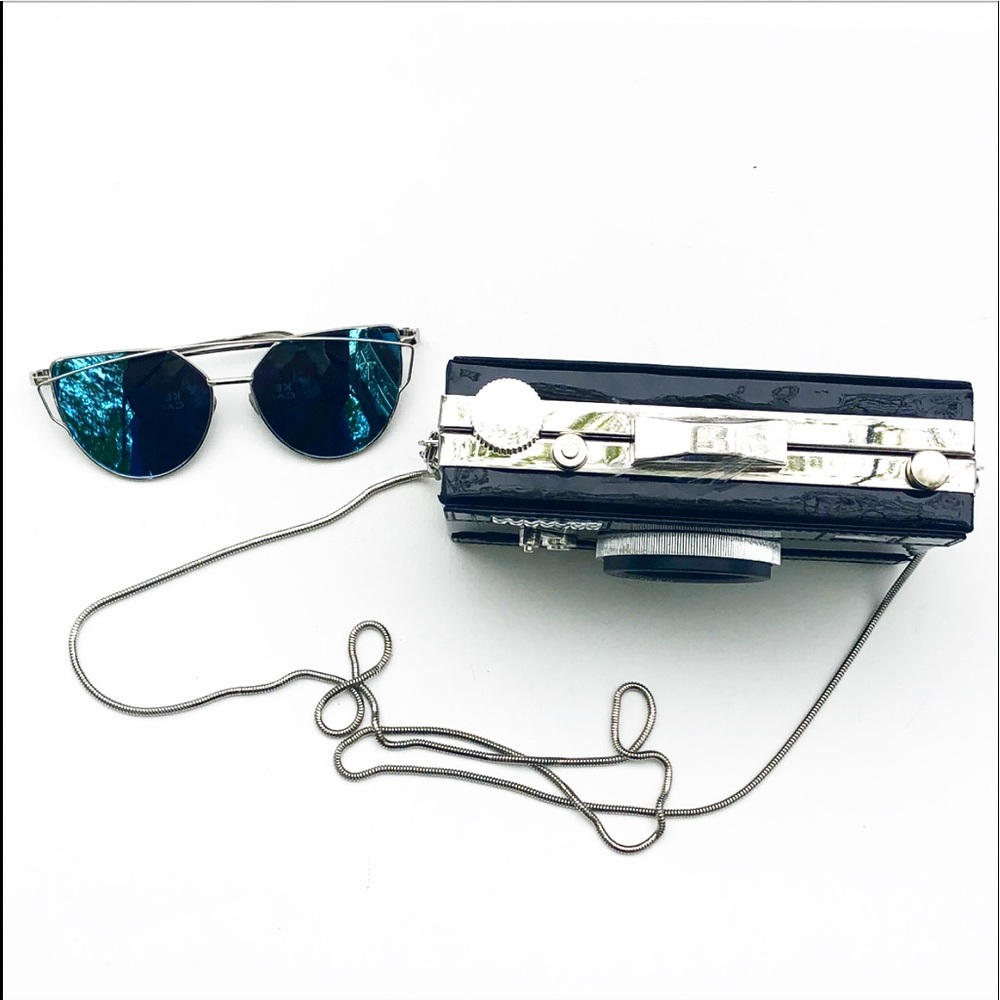 New Compact Handbag In The Shape Of A Camera - Picture 2 of 8